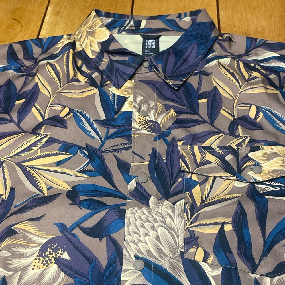 Mountain Hardwear Shade Lite Shorts Sleeve Botanical Floral Print Large EUC!